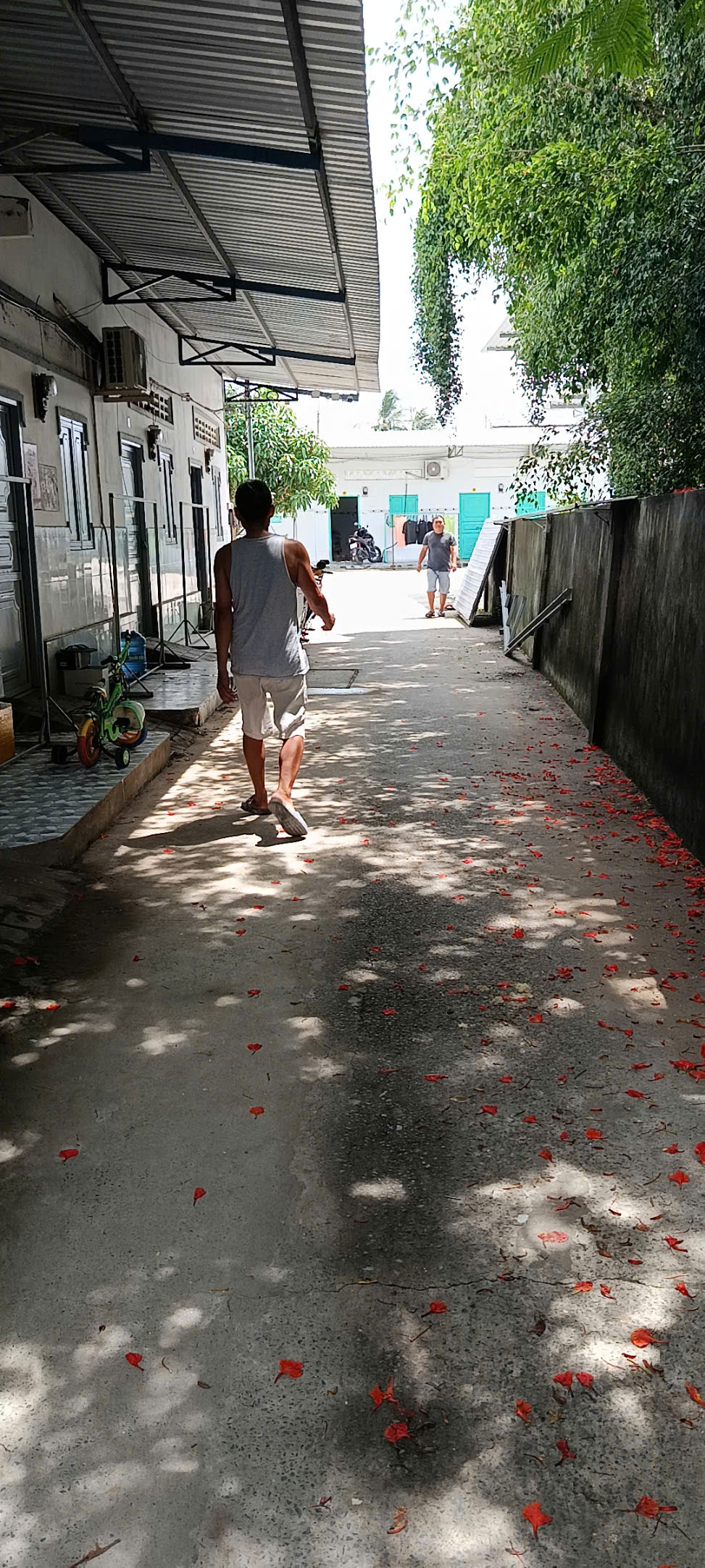 Lối đi giữa các dãy phòng